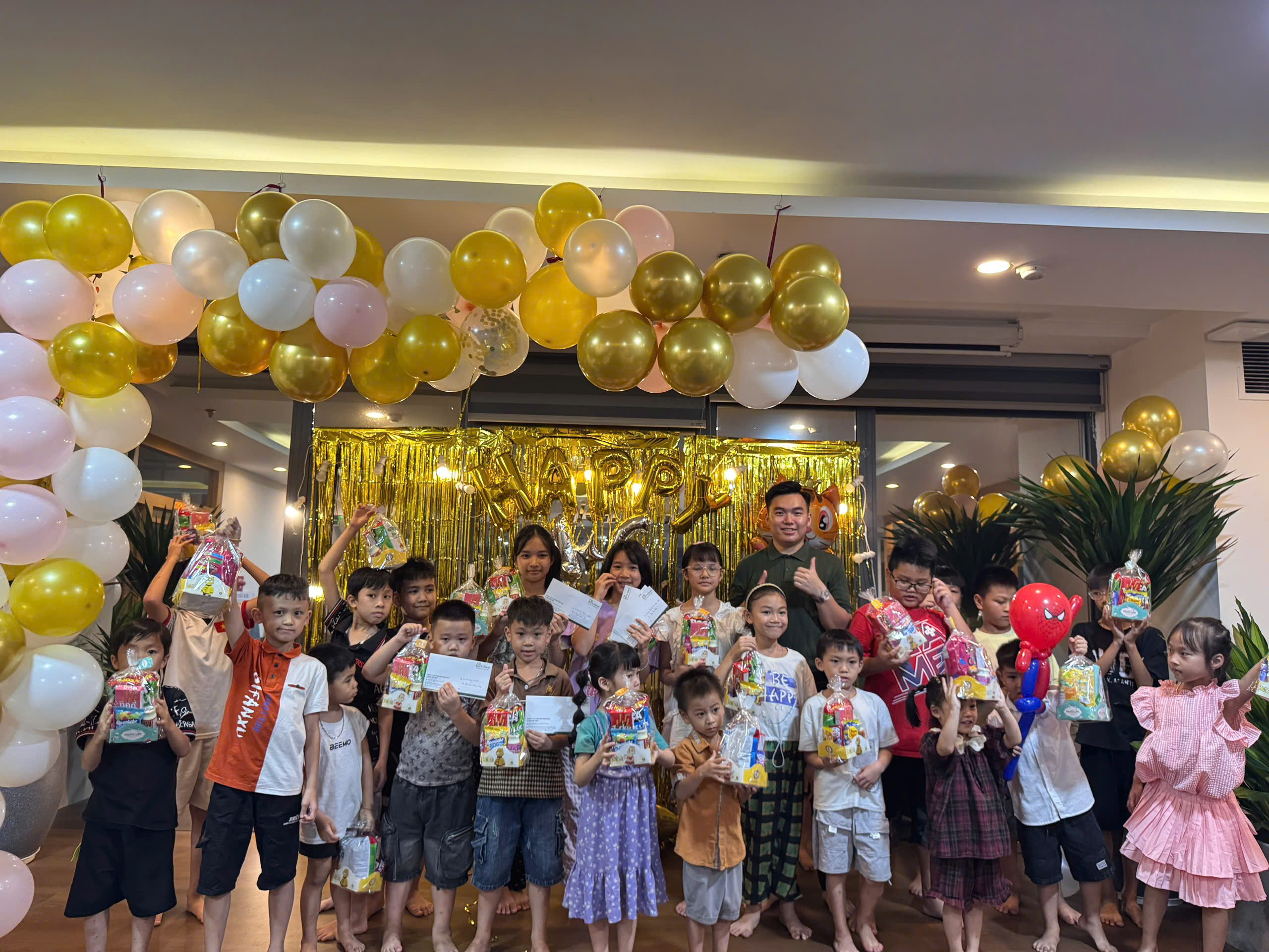 S-Real Việt Nam trao quà cho các cháu thiếu nhi