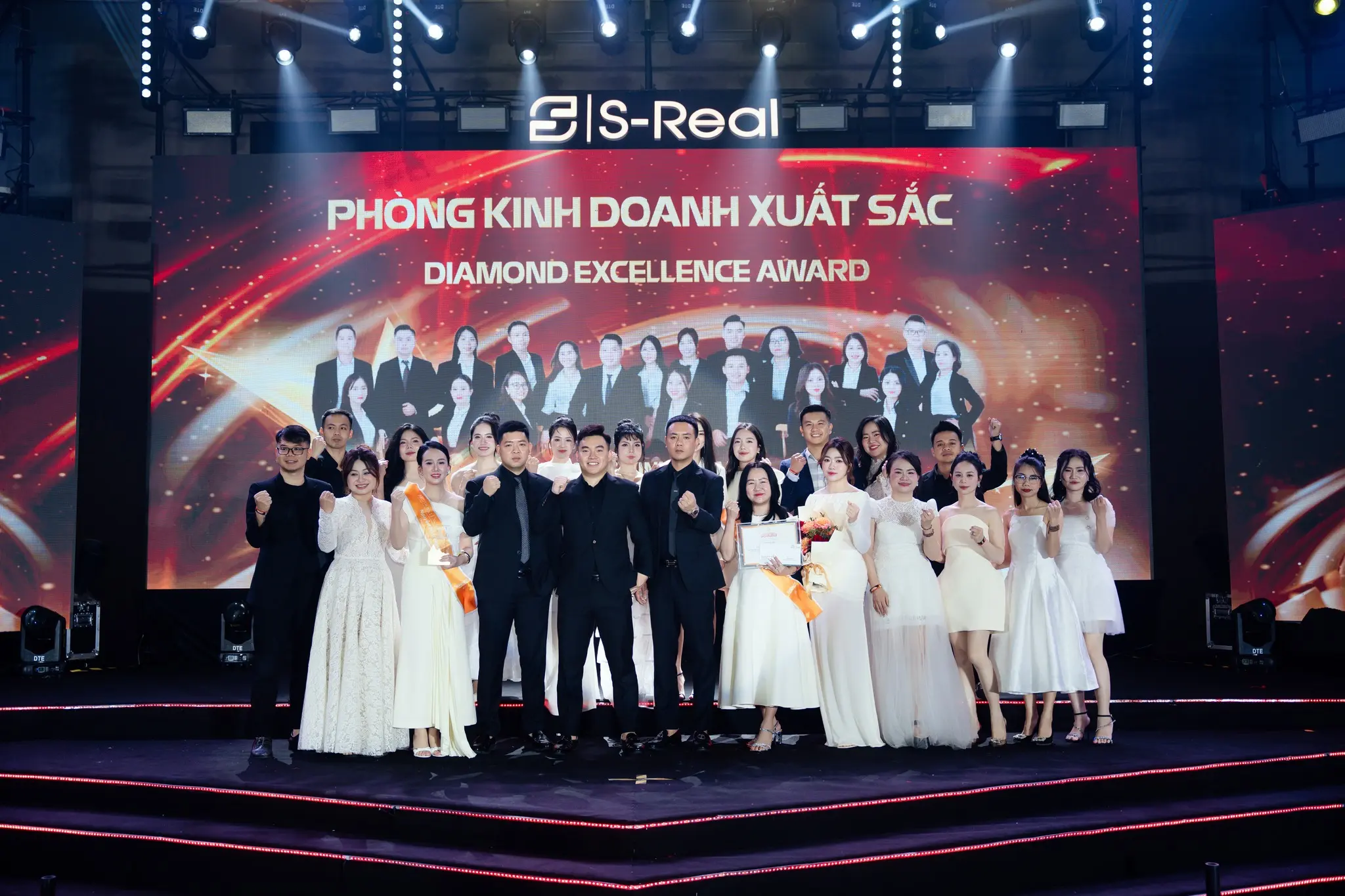 YEP S-Real Việt Nam 2025 - Đêm Hội Của Những Vì Tinh Tú 6 YEP S Real Viet Nam 2025 Phong kinh doanh xuat sac